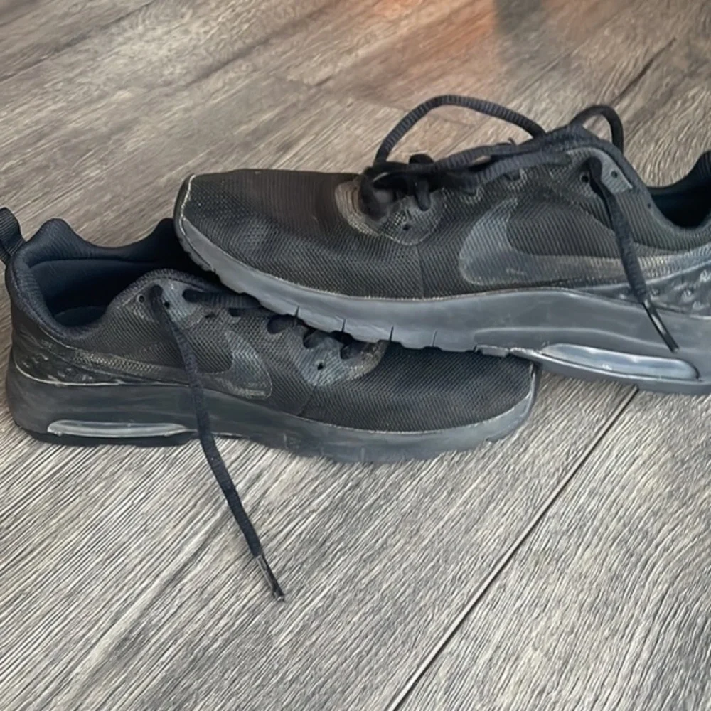 Nike shoes air youth size 5 or women’s size 6.5